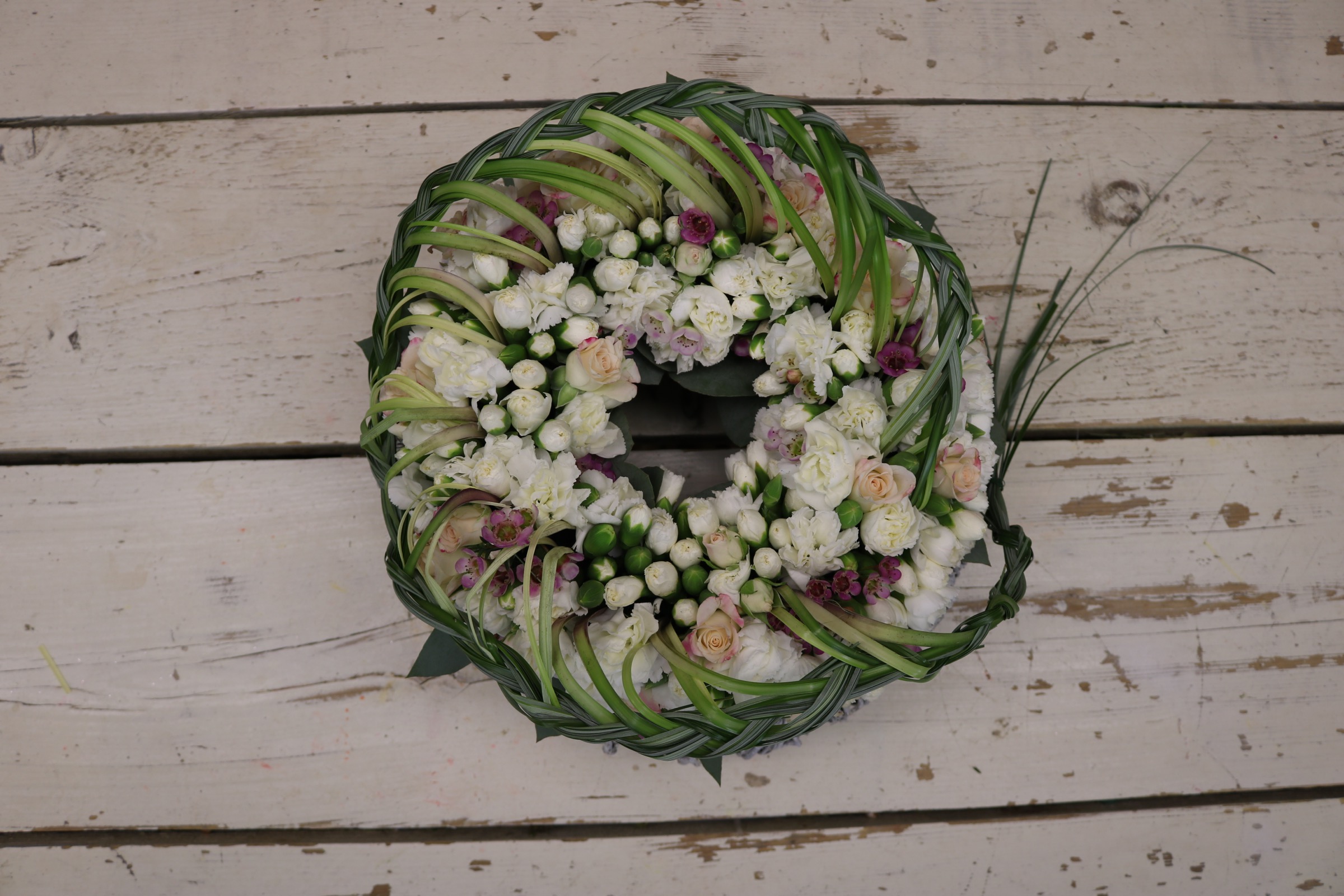 Double wreath with bear grass